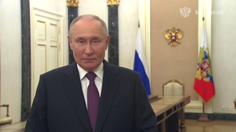Владимир Путин поздравил выпускников, их близких и наставников с окончанием школы.